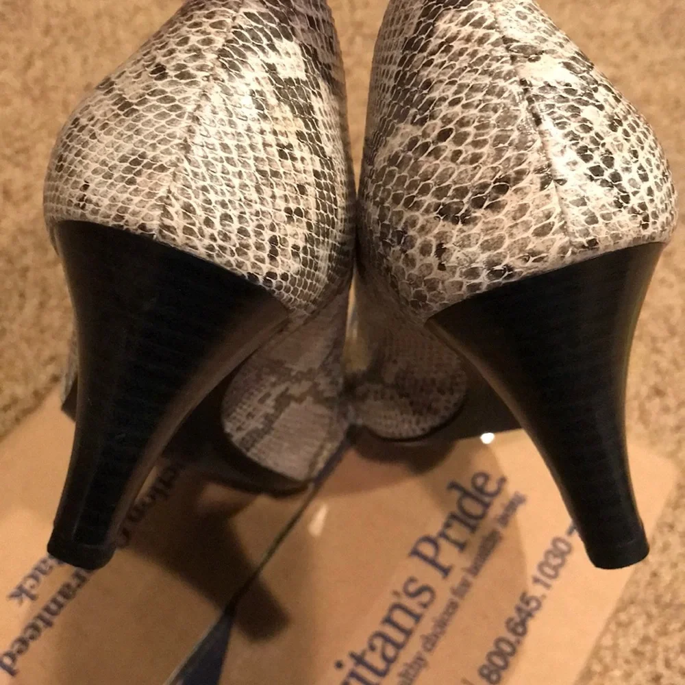 Size 8 shoes snakeskin print VEGAN peep toe heels gray white textured pumps EUC